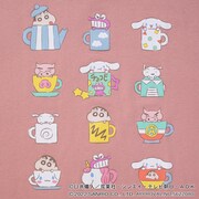 アニメ「クレヨンしんちゃん」とシナモロールのコラボTシャツ。