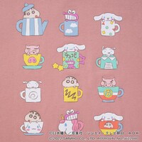 アニメ「クレヨンしんちゃん」とシナモロールのコラボTシャツ。
