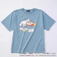 アニメ「クレヨンしんちゃん」とシナモロールのコラボTシャツ。