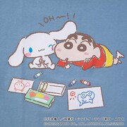アニメ「クレヨンしんちゃん」とシナモロールのコラボTシャツ。