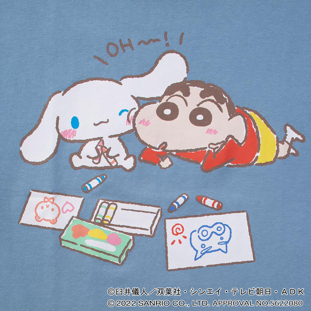 アニメ「クレヨンしんちゃん」とシナモロールのコラボTシャツ。