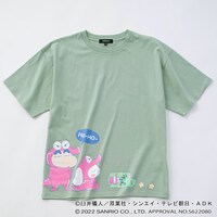 アニメ「クレヨンしんちゃん」とシナモロールのコラボTシャツ。