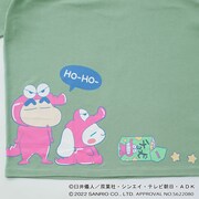 アニメ「クレヨンしんちゃん」とシナモロールのコラボTシャツ。