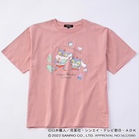 アニメ「クレヨンしんちゃん」とシナモロールのコラボTシャツ。