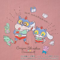 アニメ「クレヨンしんちゃん」とシナモロールのコラボTシャツ。