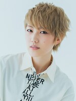 アビス・レイザー役の七海ひろき。