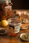 紅虎餃子房ラクーア店で提供される「オイオイオイ炭酸抜きコーラ（クラフト薬膳コーラ）」イメージ。