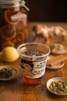 紅虎餃子房ラクーア店で提供される「オイオイオイ炭酸抜きコーラ（クラフト薬膳コーラ）」イメージ。