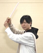 「たぶん1/1ぶりぶりざえもん刀」を構える神谷浩史。