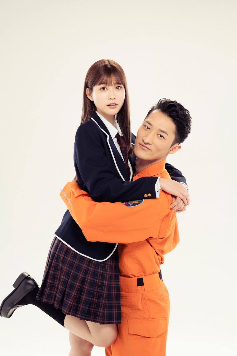 左から生見愛瑠扮する萌衣、岩本照扮する恭介。(c)2022「モエカレはオレンジ色」製作委員会