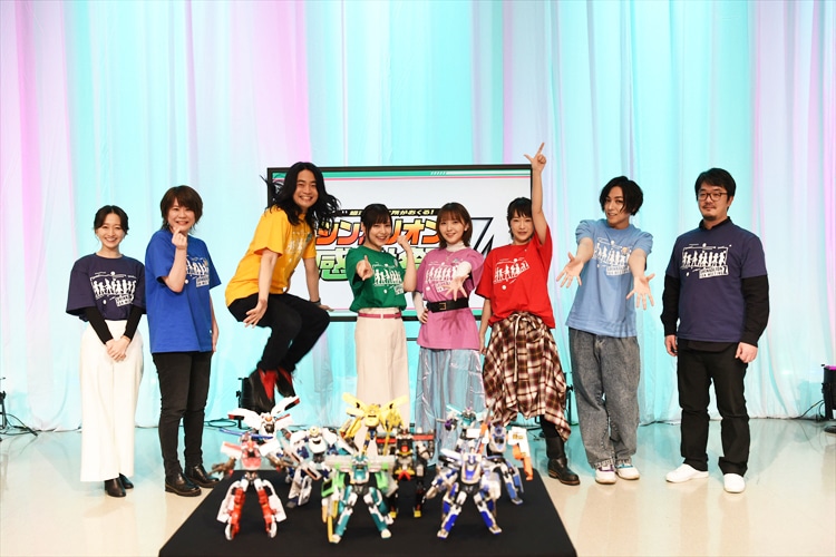 「超進化研究所がおくる！シンカリオンZ感謝祭」の様子。左からМCを務めた片渕茜アナウンサー、鷄冠井美智子、福山潤、津田美波、鬼頭明里、寺崎裕香、蒼井翔太、池添隆博監督。