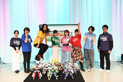 「超進化研究所がおくる！シンカリオンZ感謝祭」の様子。左からМCを務めた片渕茜アナウンサー、鷄冠井美智子、福山潤、津田美波、鬼頭明里、寺崎裕香、蒼井翔太、池添隆博監督。