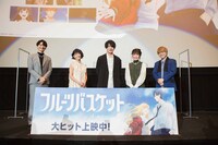 アニメ「フルーツバスケット -prelude-」公開記念舞台挨拶の様子。左から島崎信長、沢城みゆき、細谷佳正、石見舞菜香、内田雄馬。
