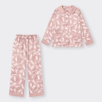 女性向けサテンパジャマ。