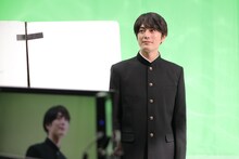 間宮祥太朗扮する難破剛の学生服姿。