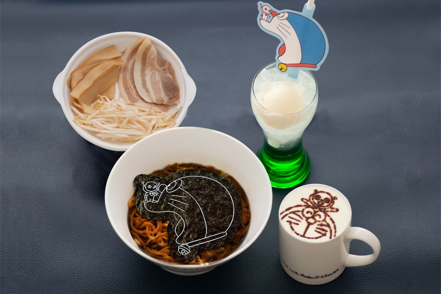 「のび太の宇宙小戦争ブラックラーメン」「のび太の宇宙小戦争クリームソーダ」とラテアートドリンク。