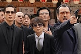 前列左から猪塚健太演じる山本、藤田朋子演じる加藤、吉田鋼太郎演じる近藤。