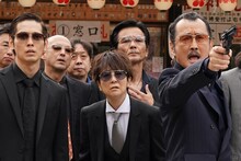 前列左から猪塚健太演じる山本、藤田朋子演じる加藤、吉田鋼太郎演じる近藤。