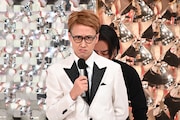 二人羽織で中居正広のモノマネを披露するモリタク!とGたかし(奥)。(c)TBS