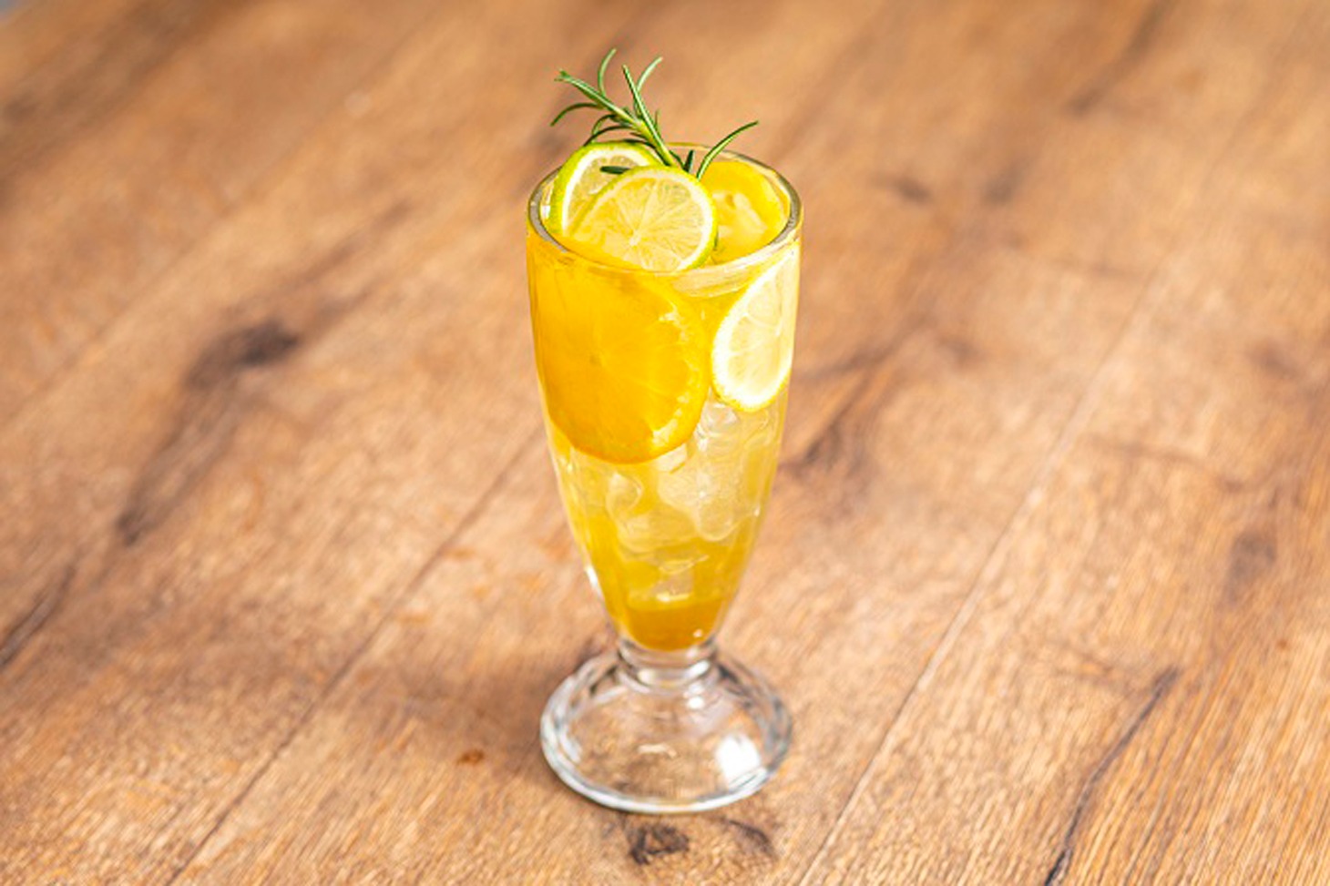 カフェ・アドレスで提供される「シトラスカモミール 【デトックスハーブティー】」。