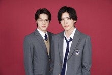 左から岩崎大昇演じる佐木竜太、道枝駿佑演じる金田一一。