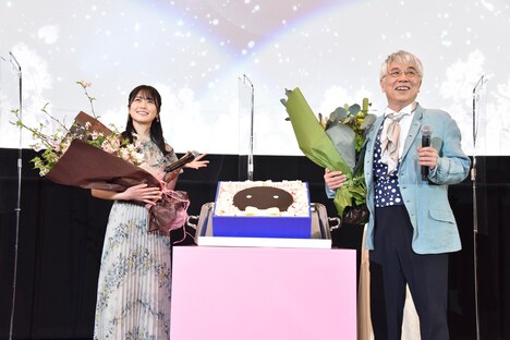 左から丹生明里、イッセー尾形。