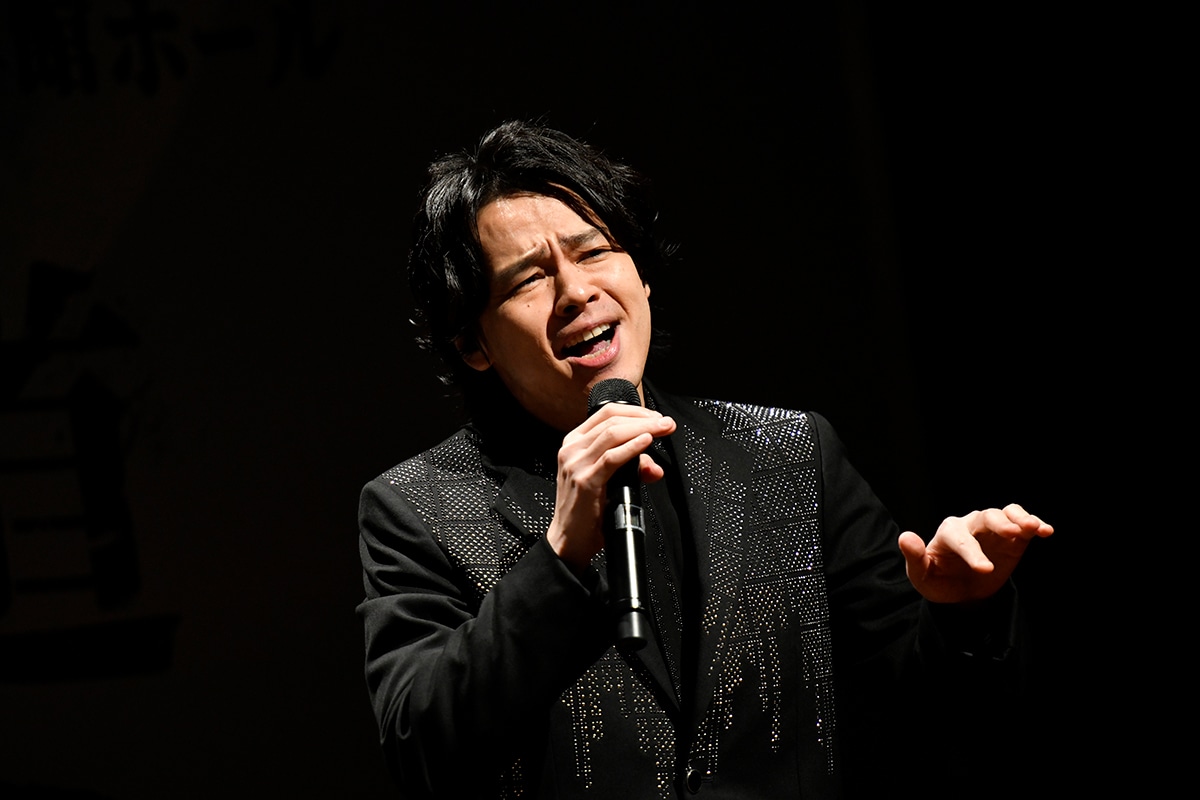 「マイ・ディグニティ」を歌う中川晃教。