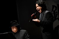 左からミッキー吉野、「マイ・ディグニティ」を歌う中川晃教。
