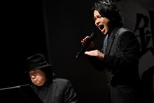 左からミッキー吉野、「マイ・ディグニティ」を歌う中川晃教。