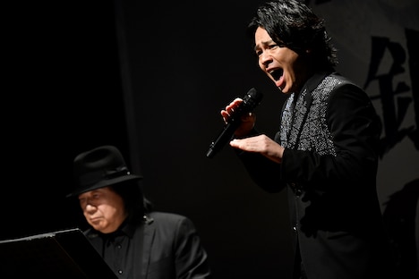 左からミッキー吉野、「マイ・ディグニティ」を歌う中川晃教。