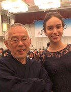 左から鈴木敏夫、滝沢カレン。神田伯山の襲名披露パーティーにて。