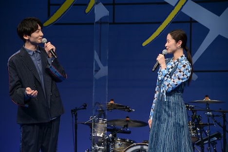 左から島崎信長、堀田真由。