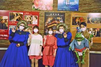 左から朴ろ美、上白石萌音、橋本環奈、夏木マリ、おばたのお兄さん。