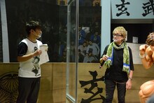 （左から）アルコ＆ピース酒井、板垣恵介。