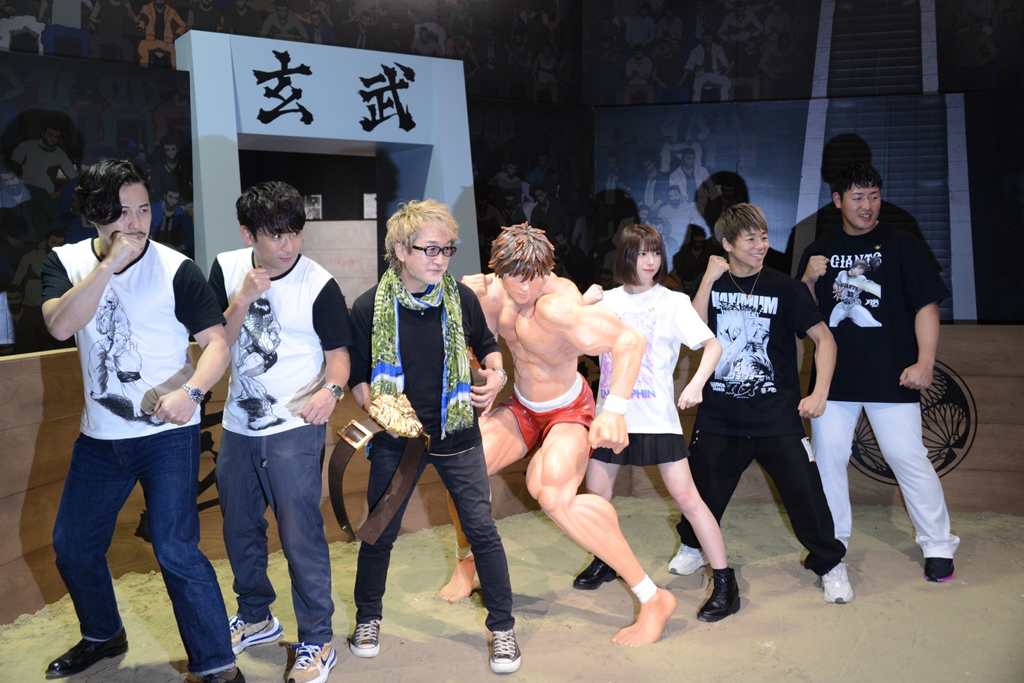 左から平子祐希、酒井健太、板垣恵介、えなこ、武尊選手、岡本和真選手。