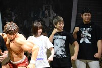 左からえなこ、武尊選手、岡本和真選手。