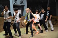 「連載30周年記念 地上最強刃牙展ッ！in東京ドームシティ」のオープニングセレモニーに登場した（左から）アルコ＆ピース、板垣恵介、えなこ、武尊選手、岡本和真選手。