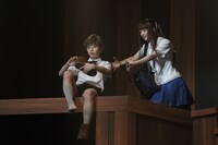 陣慶昭演じる草摩燈路（左）。