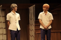 囲み取材の様子。