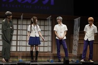 囲み取材の様子。