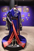 「ディズニー ツイステッドワンダーランド展｜ヴィランズから生まれた世界」ポムフィオーレ寮の様子。