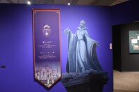 「ディズニー ツイステッドワンダーランド展｜ヴィランズから生まれた世界」ポムフィオーレ寮の様子。