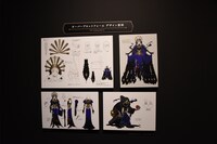 「ディズニー ツイステッドワンダーランド展｜ヴィランズから生まれた世界」ポムフィオーレ寮の様子。