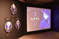 「ディズニー ツイステッドワンダーランド展｜ヴィランズから生まれた世界」ポムフィオーレ寮の様子。