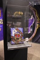 「ディズニー ツイステッドワンダーランド展｜ヴィランズから生まれた世界」ポムフィオーレ寮の様子。