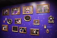 「ディズニー ツイステッドワンダーランド展｜ヴィランズから生まれた世界」ポムフィオーレ寮の様子。