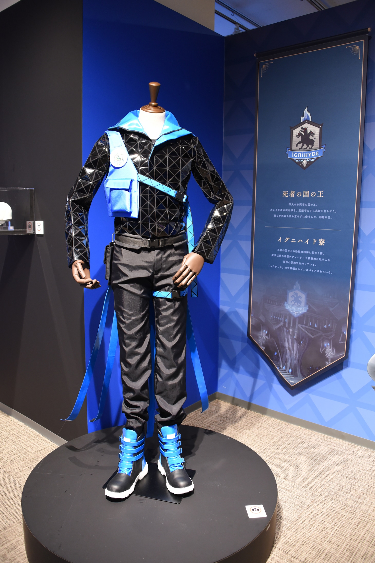 「ディズニー ツイステッドワンダーランド展｜ヴィランズから生まれた世界」イグニハイド寮の様子。