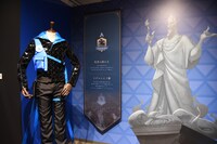 「ディズニー ツイステッドワンダーランド展｜ヴィランズから生まれた世界」イグニハイド寮の様子。