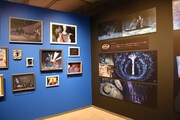 「ディズニー ツイステッドワンダーランド展|ヴィランズから生まれた世界」イグニハイド寮の様子。