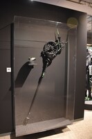 「ディズニー ツイステッドワンダーランド展｜ヴィランズから生まれた世界」ディアソムニア寮の様子。